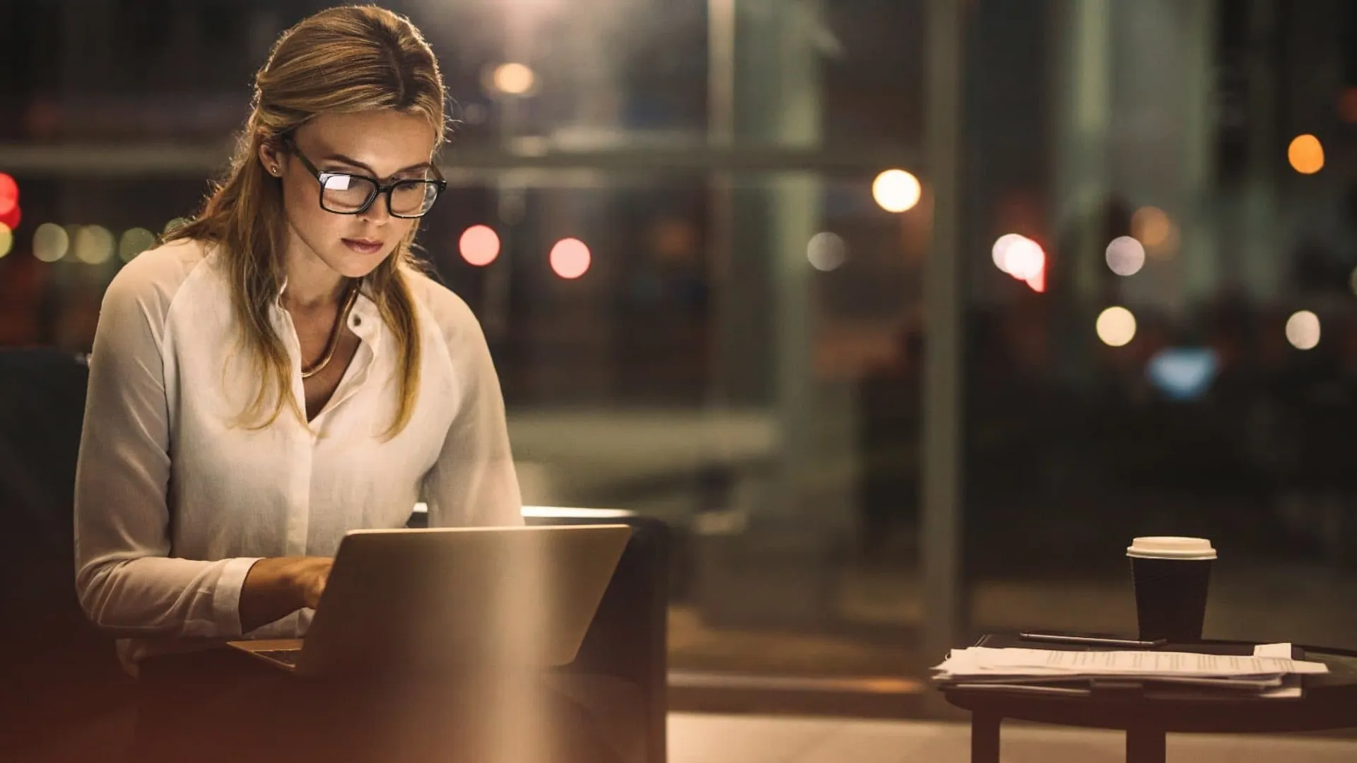 WOman working white | digital lifecycle partner