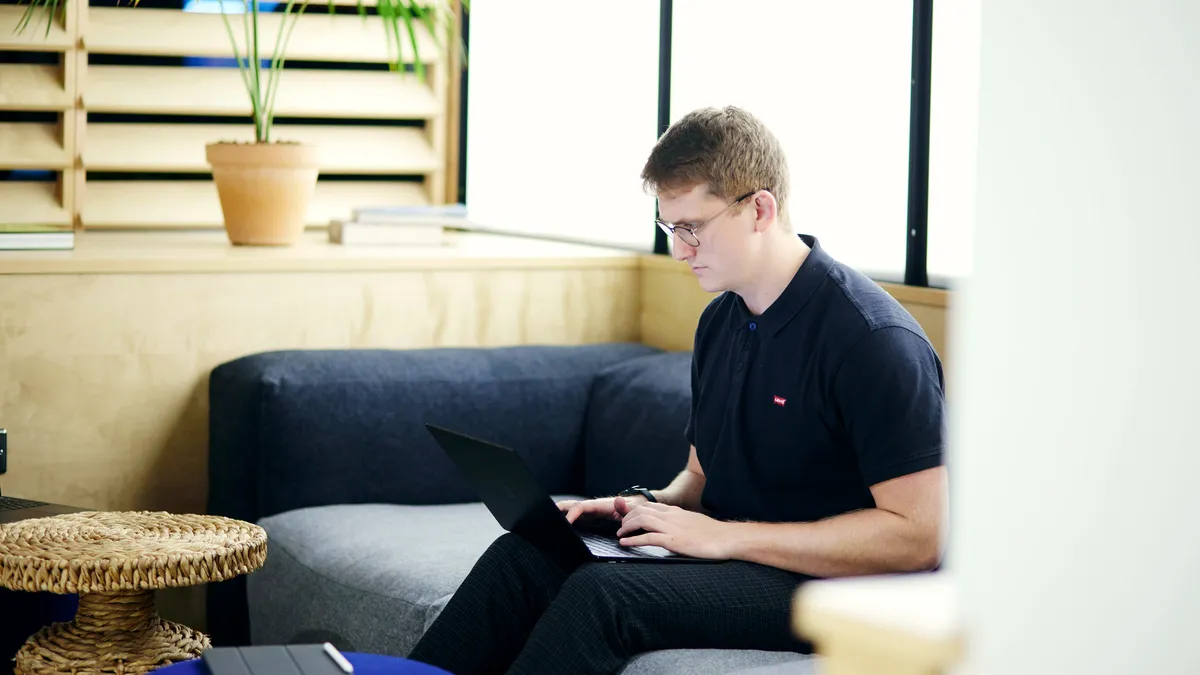 UBDS Digital man working | cloud transformation